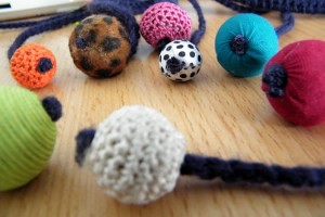 tuto_mika6 tuto-bijou-un-collier-en-laine-et-perles-en-tissu