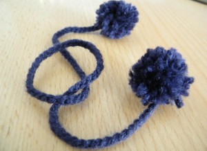 tuto_mika7 tuto-bijou-un-collier-en-laine-et-perles-en-tissu