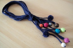 tuto_mika9 tuto-bijou-un-collier-en-laine-et-perles-en-tissu