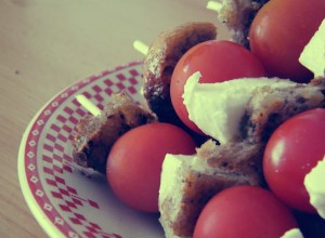 recette_entrees toasts-chevre-oignons-brochettes-tomates-mozza-pain