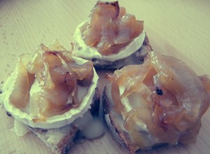 recette_entrees2 toasts-chevre-oignons-brochettes-tomates-mozza-pain