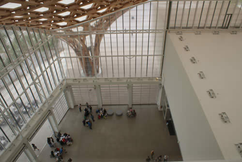 Le hall, en plongée.