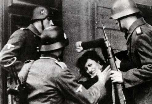 Anna Magnani se bat contre les soldats allemands qui viennent d'emmener son amant dans Rome, ville ouverte
