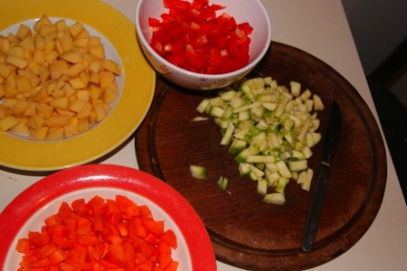 3 pommes de terre, 2 carottes, 1 courgette, 1 poivron rouge : le tout coupé en petits dés