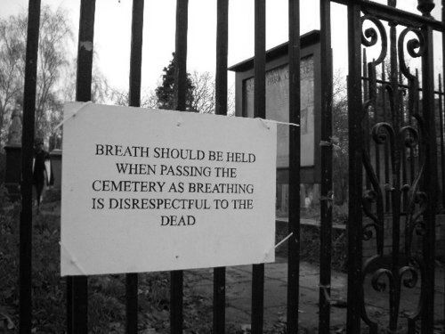 Retenez votre respiration dans le cimetière. Respirer est irrévérencieux envers les morts