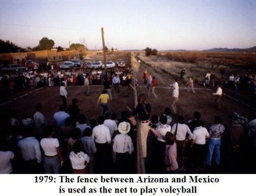 1979 : la barrière entre l'Arizona et le Mexique est utilisée comme filet pour jouer au volleyball