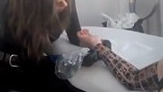 une-femme-se-fait-tatouer-amis-facebook-bras-180×124