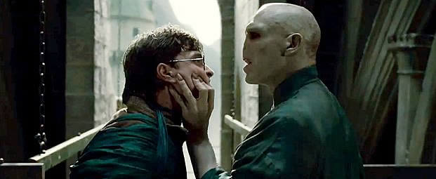 hp-voldy Sans déc, avec ses pouvoirs, il pourrait pas se faire pousser un nez, Voldy ?