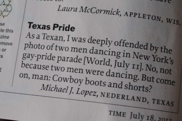 En tant que Texan, j'ai été profondément offensé par la photo de deux hommes dansant pendant la parade de la Gay Pride à New-York. Non, pas parce que deux hommes dansaient ensemble. Mais allez quoi, mec : des bottes de cowboy avec un short ? 