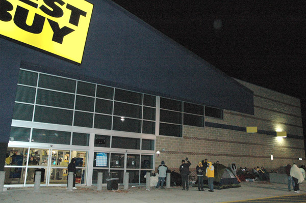 Black Friday en 2005  aux États-Unis, des gens campent devant le magasin.