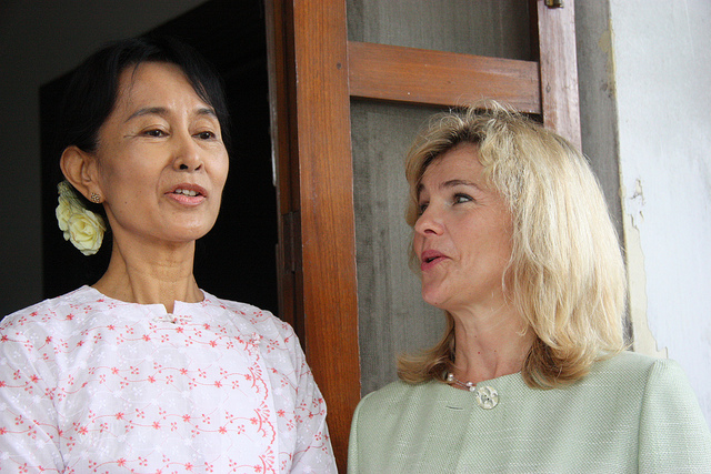 Aung San Suu Kyi et l'ambassadrice de Norvège le 17 novembre 2010.