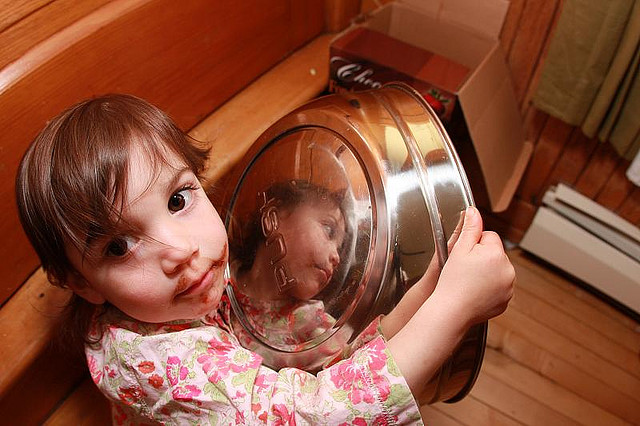 "Mais non Papa, c'est pas vrai, j'ai pas mangé le chocolat qu'il y avait caché dans la poubelle."