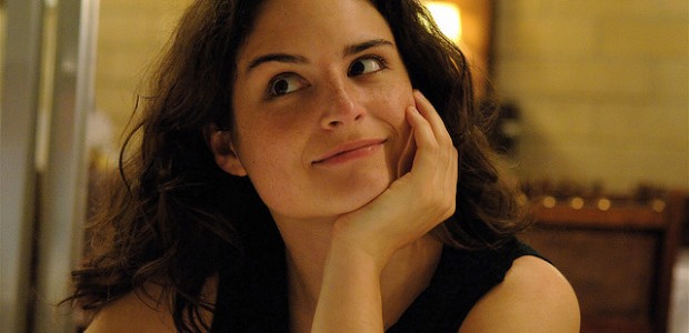 meuf L'air malicieux et la main en coupe sous le menton : les attributs naturels de la femme.