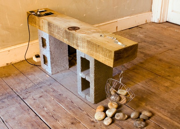 Une idée de meuble original et décalé que Christophe Hondelatte pourra construire grâce à ce deuxième parpaing.