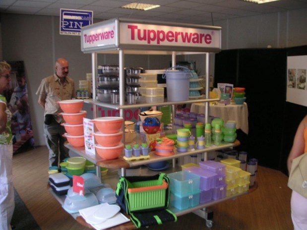 Tupperware, Collection automne / hiver 2011, thème : la Crise, titre : « Pour ne plus jamais avoir à payer son déjeuner »