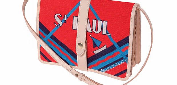 01 Pochette en cuir naturel et toile de couleur brodée avec anse amovible, 255€.