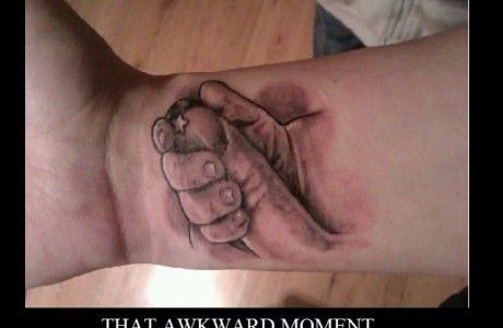 awkwardmoment Ce moment gênant où tu réalises qu'il s'agit d'une main de bébé tenant le doigt de sa maman