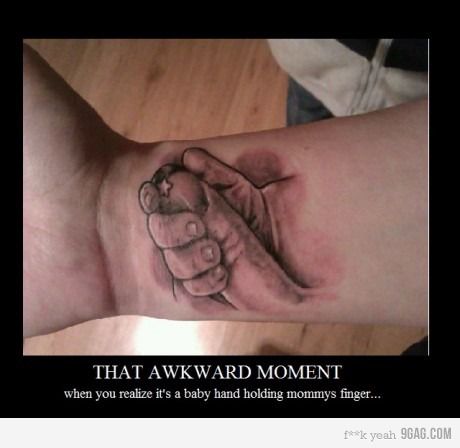 awkwardmoment Ce moment gênant où tu réalises qu'il s'agit d'une main de bébé tenant le doigt de sa maman