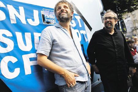 Stéphane Guillon et Didier Porte lors de la manifestation de soutien devant Radio France (photo Sébastien Calvet)