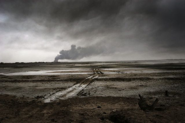 La ville de Bassora en flammes pendant l’invasion américaine en Irak, 2003 © Paolo Pellegrin/Magnum Photos