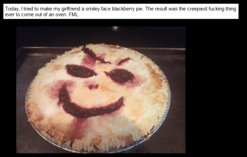 180612-16 Aujourd'hui, j'ai essayé de faire à ma copine une tarte aux mûres en forme de smiley. Le résultat est la chose la plus flippante qui soit jamais sortie d'un four.