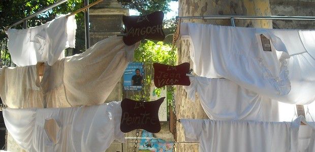 Chemises Avignon Un stand rue des Teinturiers, qui vend des chemises aux noms évocateurs