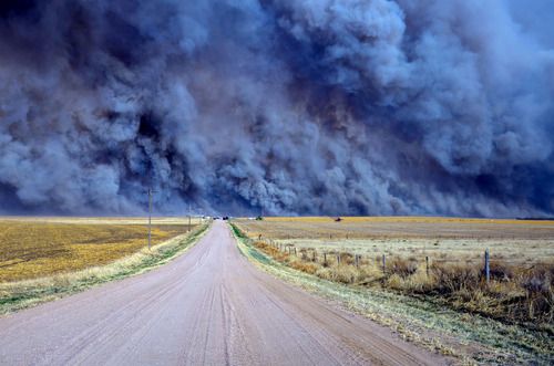 Un feu de forêt forçant les autorités à fermer la route US 34 dans le Colorado, aux Etats-Unis.