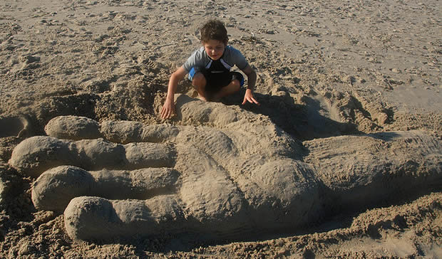 « J'avais une petite heure à perdre alors j'ai construit une main en sable. »