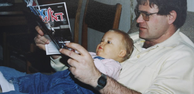 Sophie et son papa en train de lire la revue Maxi Basket