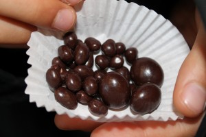 Kikoo, nous sommes des fèves de cacao enrobées de chocolat et nous allons faire copain-copain avec ton cholestérol.