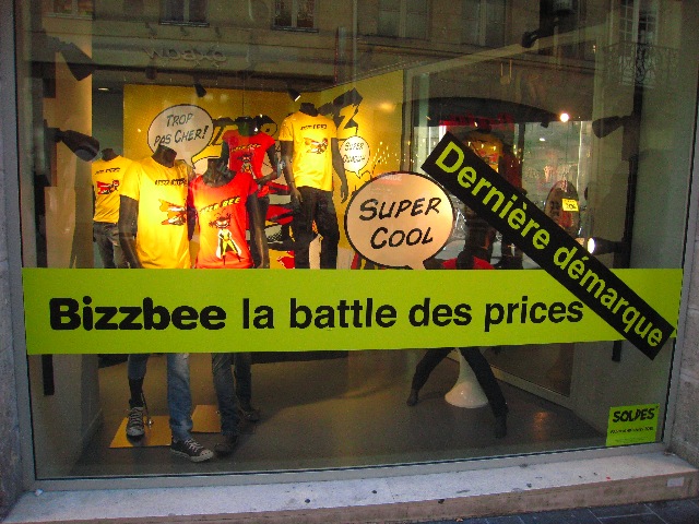 Vitrine d’une rue commerçante à Bordeaux