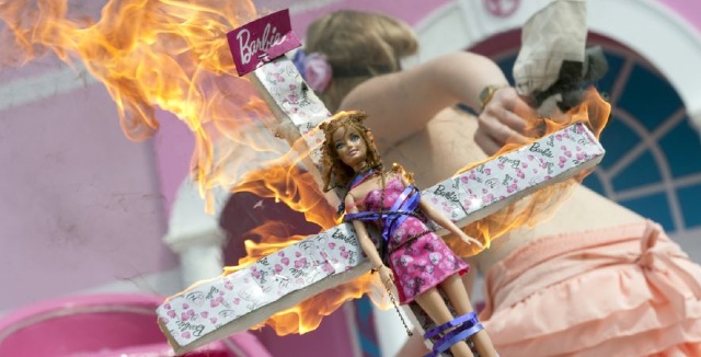 Barbie cruxifiée