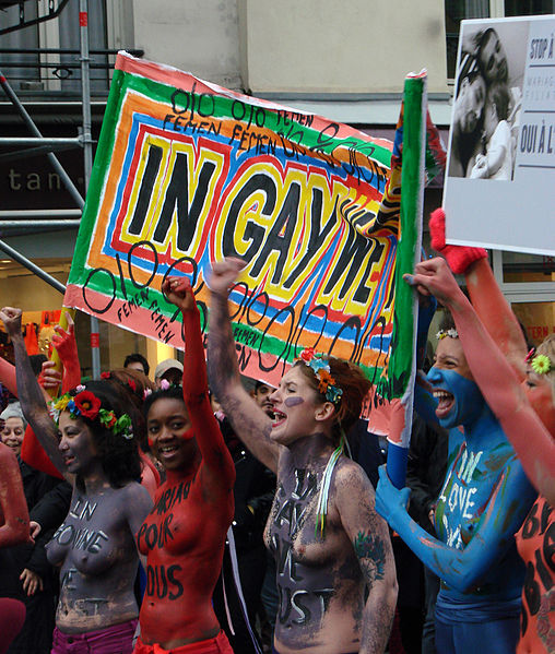 Manifestation_pour_le_mariage_pour_tous_Paris_Femen_16_12_2012_15