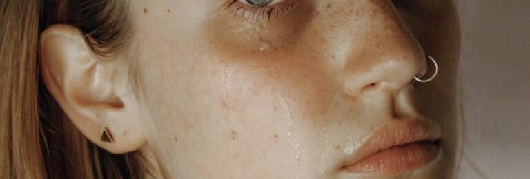 femme-larme-pleure