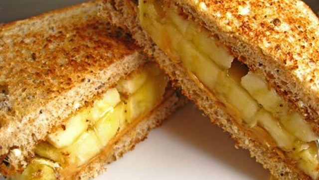 banane-beurre-cacahuete-sandwich