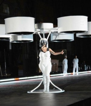 lady-gaga-volantis-robe-volante-wtf-mode