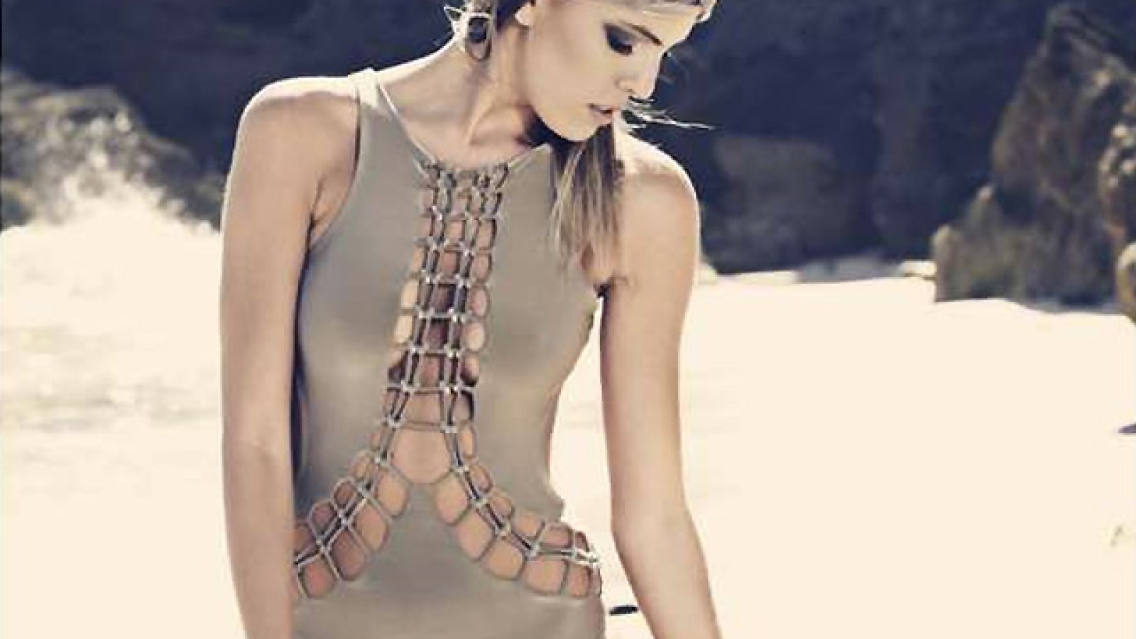 Les maillots de bain à découpes et le bronzage raté - WTF Mode