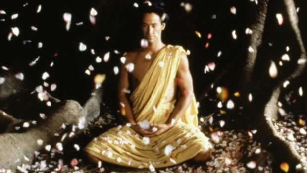 Keanu Reeves médite dans le film Little Buddha