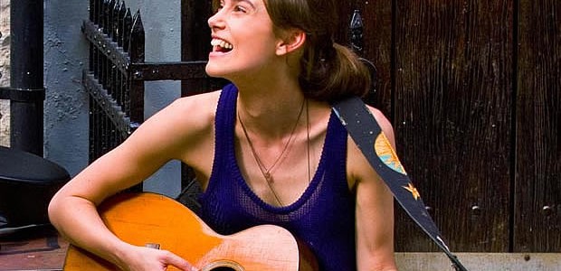 keira-knightley-new-york-meoldy-chante-guitare keira-knightley-new-york-meoldy-chante-guitare
