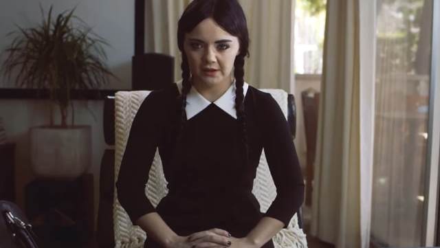 Mercredi Addams, une actrice adulte la joue dans une web-série