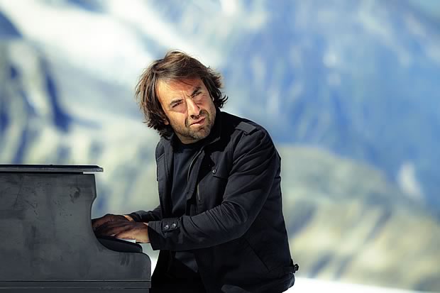 andre joueur de piano sur monts enneiges