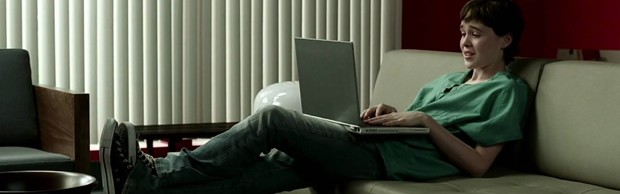 Dans Hard Candy, le personnage d’Ellen Page utilise Internet pour traquer un homme qu’elle soupçonne d’être un pédophile