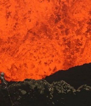 homme-plonge-volcan-eruption