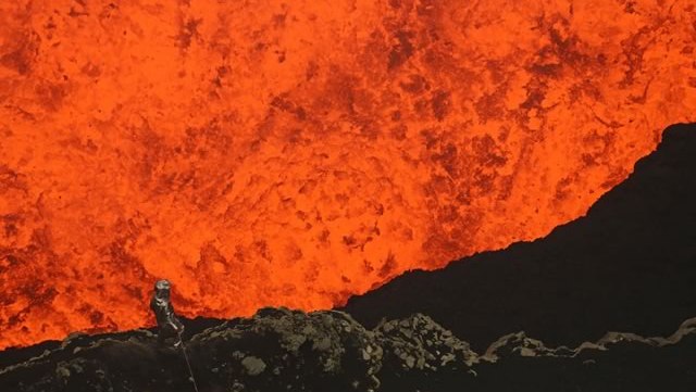 homme-plonge-volcan-eruption