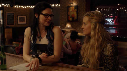 Taylor Schilling et Laura Prepon dans Orange is the New Black