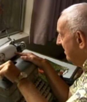 homme-vieux-handicap-machine-a-ecrire homme-vieux-handicap-machine-a-ecrire