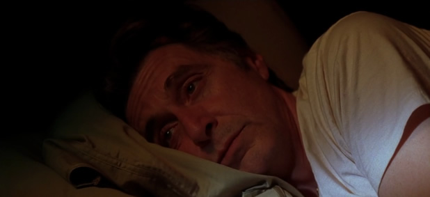 Al Pacino regarde l'aube se lever dans « Insomnia », film adapté d'un roman de Stephen King