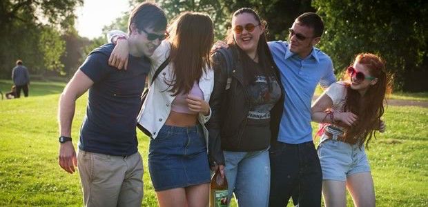 Rae (au centre) apprend à s'accepter dans My Mad Fat Diary Rae (au centre) apprend à s’accepter dans My Mad Fat Diary