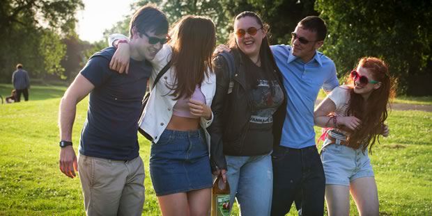 Rae (au centre) apprend à s’accepter dans My Mad Fat Diary