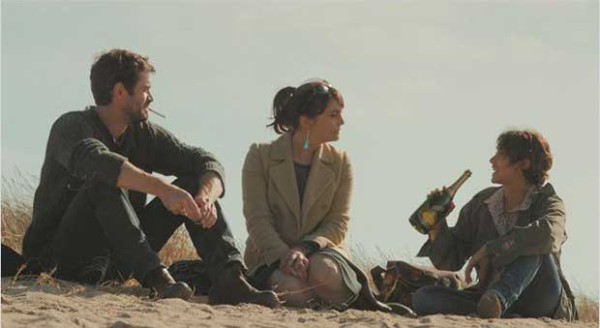 chateaux-de-sable-yannick-renier-emma-de-caunes-jeanne-rosa-plage-bretagne chateaux-de-sable-yannick-renier-emma-de-caunes-jeanne-rosa-plage-bretagne